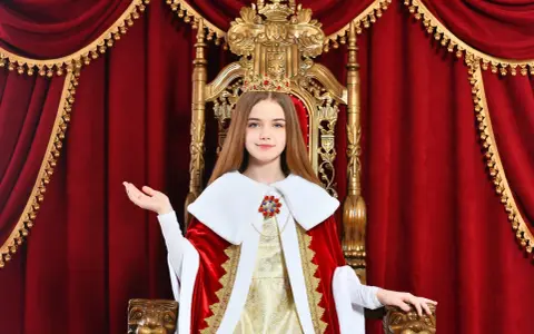 Łatwy strój świętego dla dziecka? Zrób to sam na Bal Wszystkich Świętych!