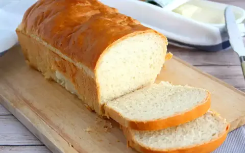 Pain de mie maison doré, parfait pour une recette facile et rapide sans machine. Idéal pour tartiner !