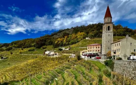 Le colline del Prosecco offrono panorami mozzafiato con vigneti a terrazze, un campanile antico e borghi pittoreschi. Cosa vedere in questo paesaggio incantevole.