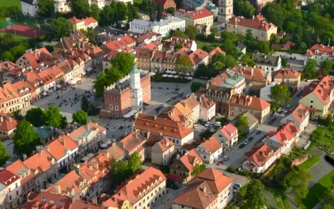 Widok z lotu ptaka na rynek z ratuszem i kamienicami w Sandomierzu, malowniczej części Kotliny Sandomierskiej.