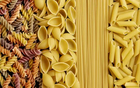 Kolorowy makaron fusilli, muszelki, spaghetti i penne. Wybór makaronu premium dla każdego smakosza.