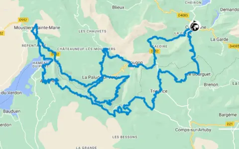 Mappa con itinerari moto Francia, un percorso tortuoso tra Moustiers-Sainte-Marie e Trigance, attraverso gole e villaggi pittoreschi.