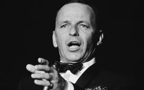 Frank Sinatra, Meister des Swing und der Popmusik, singt mit Leidenschaft ins Mikrofon. Seine Musikrichtung ist unverkennbar.