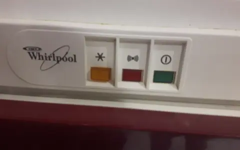 Whirlpool: Kontrolki lodówki co oznaczają i jak reagować?