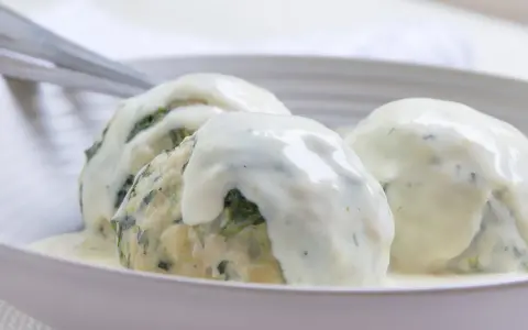 Drei Klöße mit Spinat, übergossen mit einer cremigen Gorgonzolasauce. Ein italienisches Original-Rezept für Genießer.