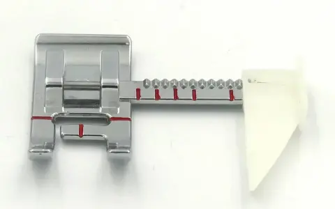 Pied presseur de machine à coudre avec guide pour vous aider à coudre droit.