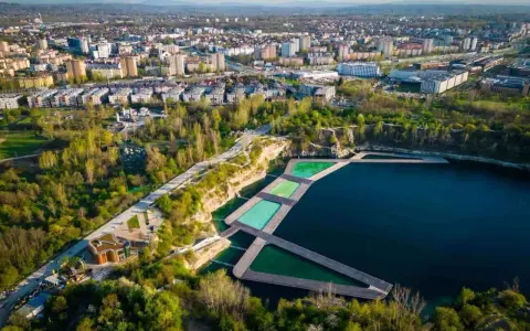 Widok na krakowski Zakrzówek z basenami i drewnianymi pomostami. Sprawdź zakrzówek cennik i zaplanuj relaks.