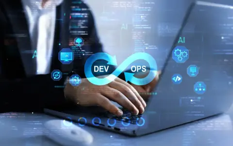 DevOps in action: osoba pracuje przy laptopie, na ekranie symbol nieskończoności z napisami DEV i OPS, otoczony ikonami technologicznymi.