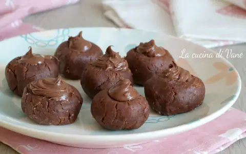 Dolci da fare in 5 minuti senza cottura: palline al cacao con crema al cioccolato, perfette per una pausa golosa.