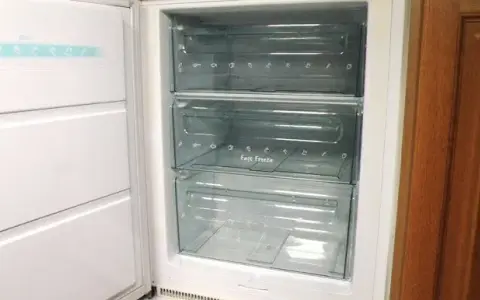 Jak skutecznie umyć zamrażarkę? Poradnik krok po kroku + triki!