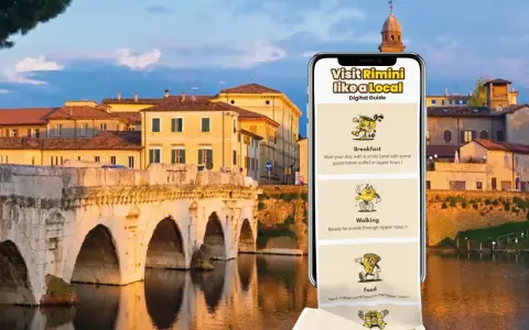 Guida digitale "Visit Rimini like a Local" con suggerimenti per colazione, passeggiate e cibo, sullo sfondo del Ponte di Tiberio.