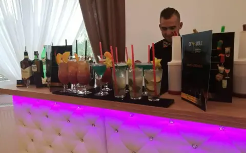 Ile kosztuje barman na 18. urodziny? Sprawdź ceny i pakiety