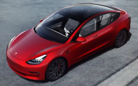 Ile kosztuje samochód elektryczny Tesla? Odkryj ceny i opcje dostępne