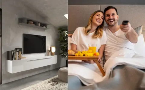 Nowoczesna ściana TV w sypialni z minimalistyczną szafką i parą cieszącą się porankiem w łóżku z tacą śniadaniową.