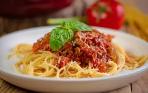Spaghetti bolognese? Odkryj prawdziwe ragù z Bolonii!