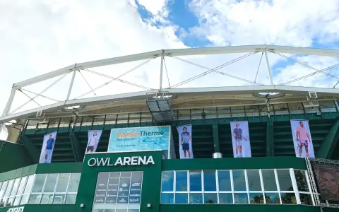 Die OWL ARENA ist bereit für das terra wortmann open. Banner mit Tennisspielern zieren die Fassade.
