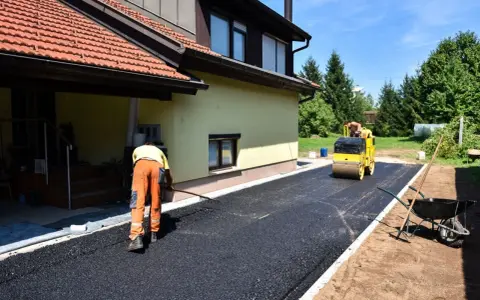 Ile kosztuje położenie 1m2 asfaltu? Sprawdź, co wpływa na cenę