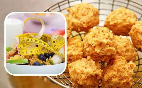 Polpette al forno dorate e croccanti, accanto a una ciotola di muesli, frutta e un metro da sarta, per un pasto sano e gustoso.