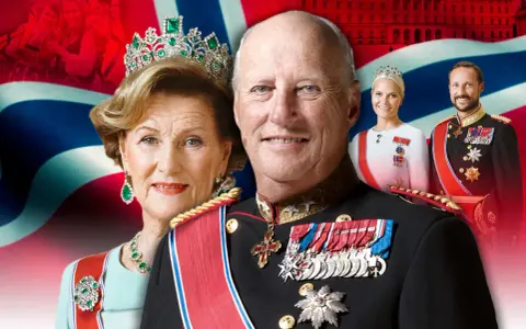 Kung Haralds ålder syns i hans vänliga leende. Han står med drottning Sonja, kronprins Haakon och kronprinsessan Mette-Marit framför norska flaggan och slottet.