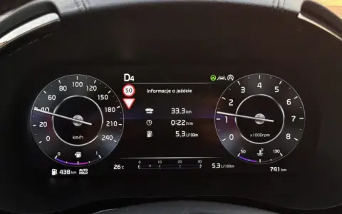 Na desce rozdzielczej widoczna kontrolka asystenta pasa ruchu, prędkościomierz pokazuje 40 km/h, a obrotomierz 1000 obr./min.