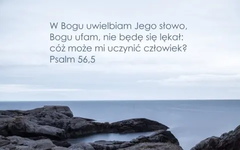 Kamieniste wybrzeże i spokojne morze. Tekst: "W Bogu uwielbiam Jego słowo, Bogu ufam, nie będę się lękał: cóż może mi uczynić człowiek? Psalm 56,5".