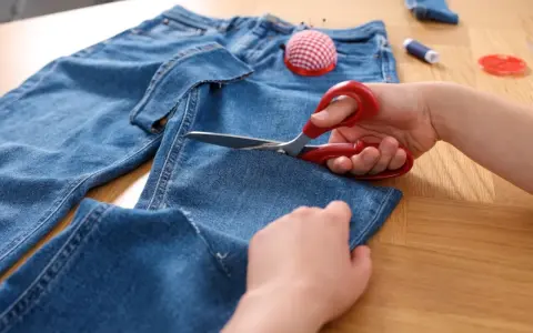 Jak obciąć jeansy? Mój przewodnik po modnych cięciach DIY.