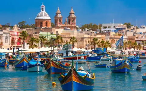 Kolorowe łodzie rybackie w porcie Marsaxlokk. Malta czy warto? Tak, warto zobaczyć to malownicze miejsce!