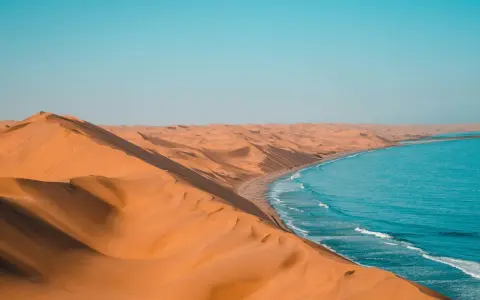 Piasek Namibii spotyka ocean. Niesamowite krajobrazy i ciekawostki o tym miejscu zapierają dech w piersiach.