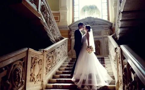 Para Młoda na marmurowych schodach z bogatymi zdobieniami. Idealne miejsce na ślub w Polsce, pełne elegancji i romantyzmu.