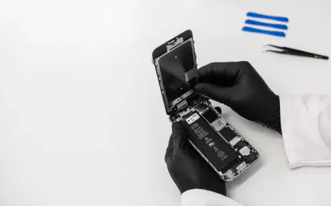Naprawiam iPhone, który wpadł do wody. Wymieniam baterię i sprawdzam uszkodzenia.