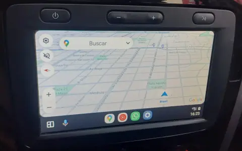 Pantalla de navegación de un coche con Google Maps. La evolución de la media nav permite ver el mapa y acceder a apps como WhatsApp.