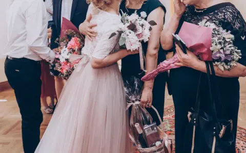 Wzruszający moment: piosenka na podziękowanie dla rodziców, bukiety kwiatów i kosz prezentowy.