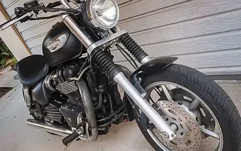 Czarny motocykl Triumph Speedmaster z chromowanymi elementami, gotowy na przygodę.
