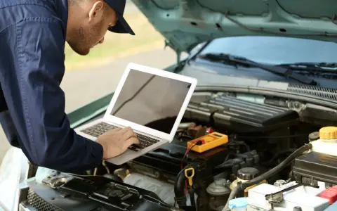 Mechanik diagnozuje usterkę w Oplu p2279, używając laptopa i multimetru.