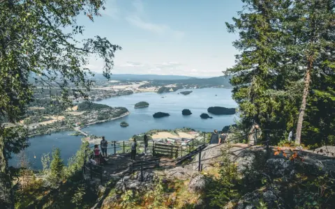 Widok z punktu widokowego w **Oslo park** na spokojną zatokę z licznymi wysepkami i miasteczkiem w oddali.