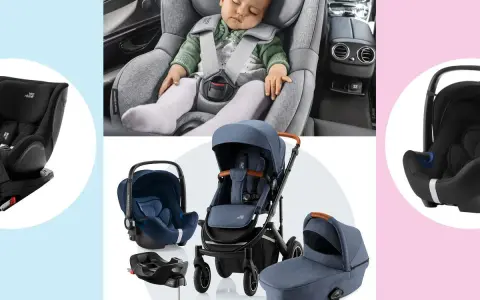 Bebé durmiendo en un asiento de coche, junto a varios tipos silla coche bebe y un cochecito.