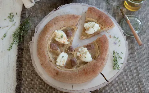 Pizza al padellino con salsiccia e mozzarella, un'esplosione di sapori su una base soffice e croccante.