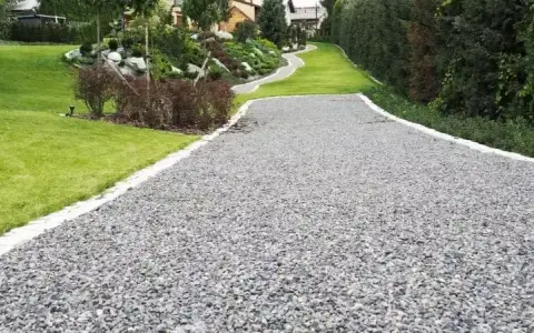 Czysty żwir w ogrodzie? Skuteczne metody i triki eksperta!