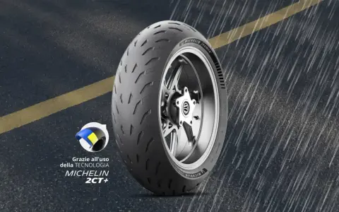 Pneumatico Michelin Power 2CT+ su strada bagnata, per le migliori gomme su bagnato.