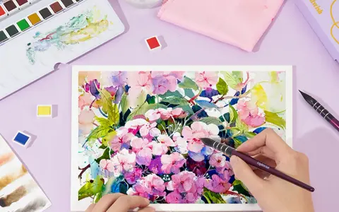 Peinture d'hortensias roses et violets. La différence entre gouache et aquarelle est subtile ici, mais la texture opaque de la gouache pourrait être utilisée pour des touches lumineuses.
