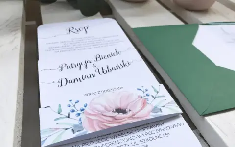 Zaproszenie ślubne Patrycji i Damiana z tekstem "Wraz z rodzicami" i motywem kwiatowym.