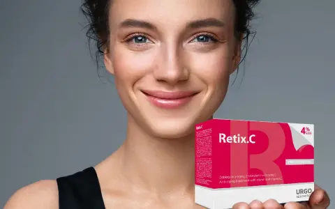 Uśmiechnięta kobieta prezentuje produkt Retix.C. Dowiedz się, retix c jak wykonać zabieg anti-aging z retinolem i witaminą C.