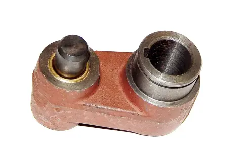 Metalowy element, prawdopodobnie sprzęgło kosiarki rotacyjnej, z jednym bolcem i jednym gniazdem na wałek.