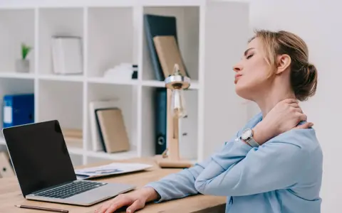 Budzisz się z bólem karku? Sprawdź, jak go pokonać na zawsze