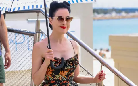 Sukienka retro lata 70 - odkryj wyjątkowe style i inspiracje mody