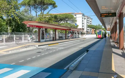 Stazione di Riccione, un tram colorato si avvicina. Perfetto per spostarsi tra Rimini e Riccione in estate.