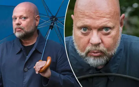 Peter LeMarc, med sitt karakteristiska skalliga huvud och skägg, håller ett blått paraply. En närbild visar hans intensiva blick.