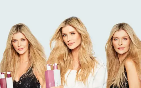 Trzy kobiety z blond włosami prezentują odżywki do włosów. Dowiedz się, jak używać odżywki do włosów dla efektu lśniących i zdrowych pasm.