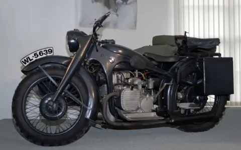 Klasyczny motocykl BMW z bocznym wózkiem, świadectwo bogatej historii BMW.