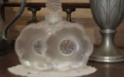 Flacon de parfum Lalique en verre dépoli, forme de fleurs, pour une estimation.
